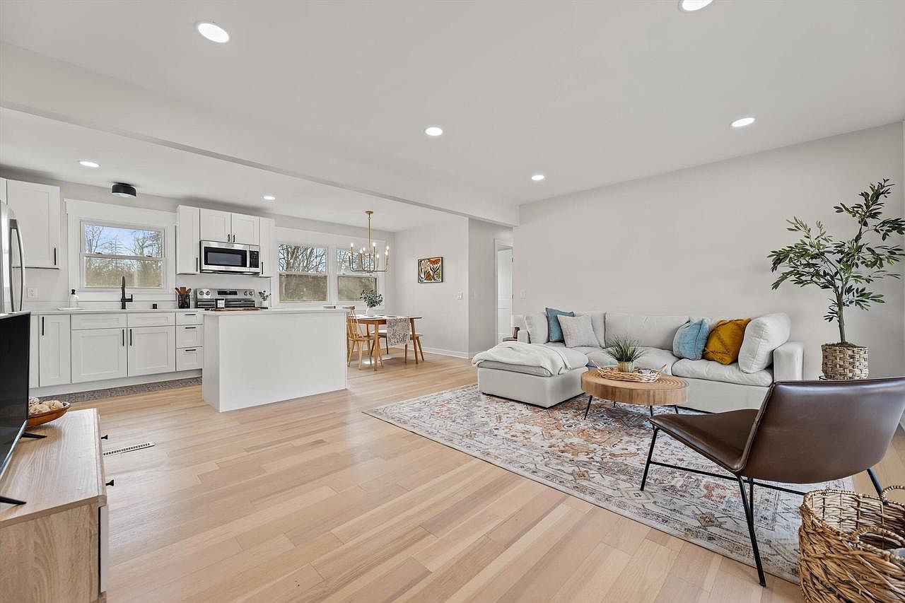 N80W15821 Rainbow Dr Menomonee Falls, WI 53051 - Thumbnail 4