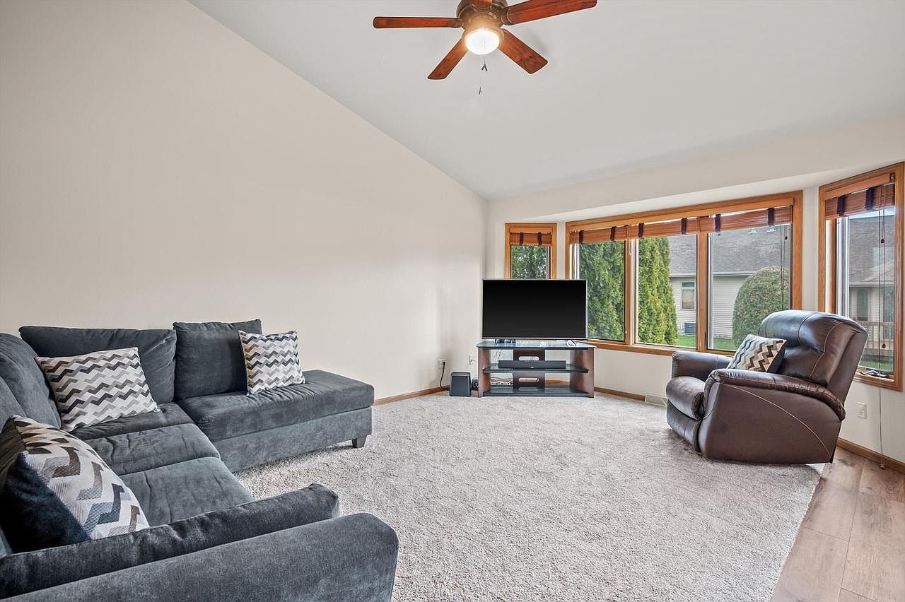133 S 2nd St Oostburg, WI 53070 - Thumbnail 4