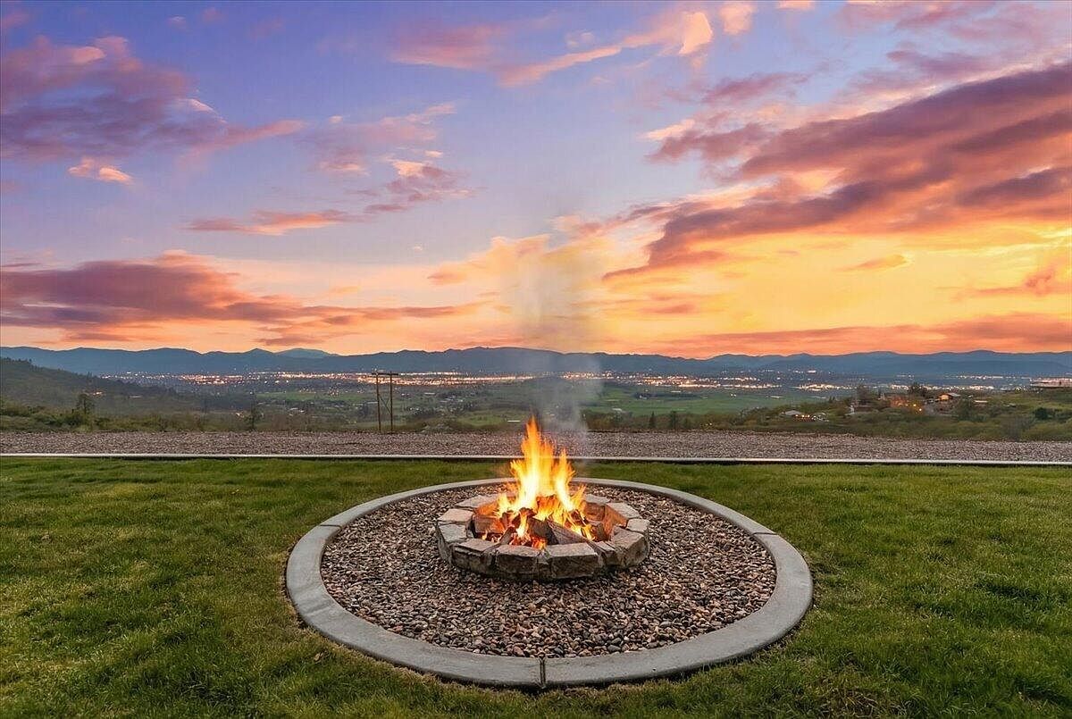 4002 Dry Creek Rd Medford, OR 97504 - Thumbnail 4