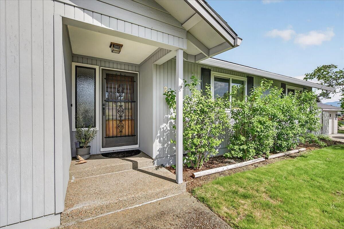 2390 Fairfield Dr Medford, OR 97504 - Thumbnail 4