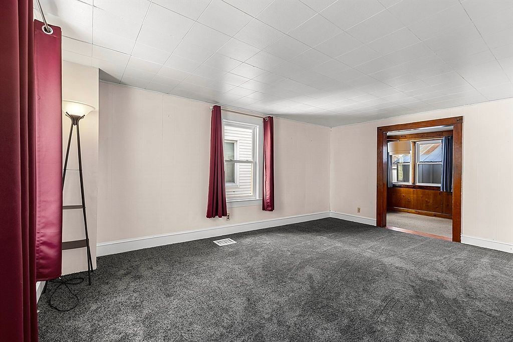 21 Chestnut St Woburn, MA 01801 - Thumbnail 4