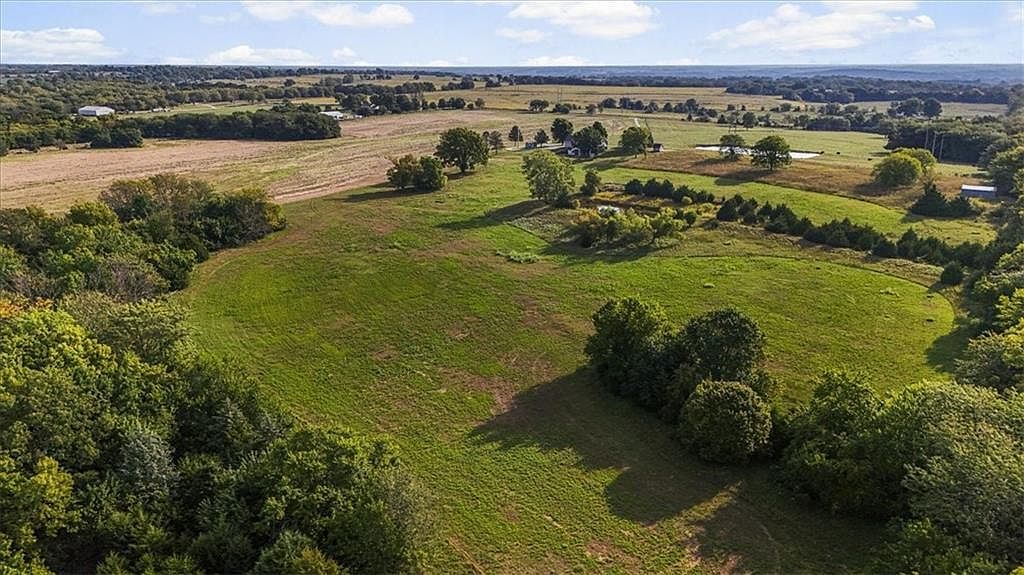 29300 Victory Rd Paola, KS 66071 - Thumbnail 4