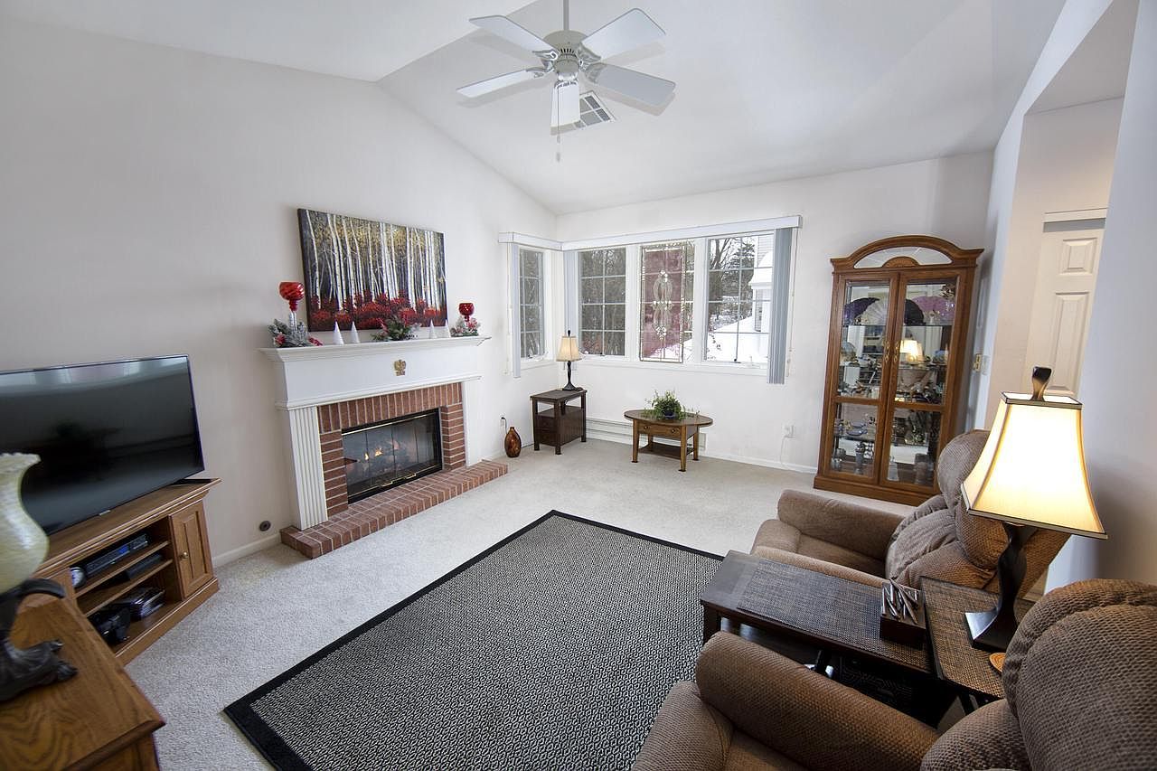 8991 Woodbridge Dr Greendale, WI 53129 - Thumbnail 4