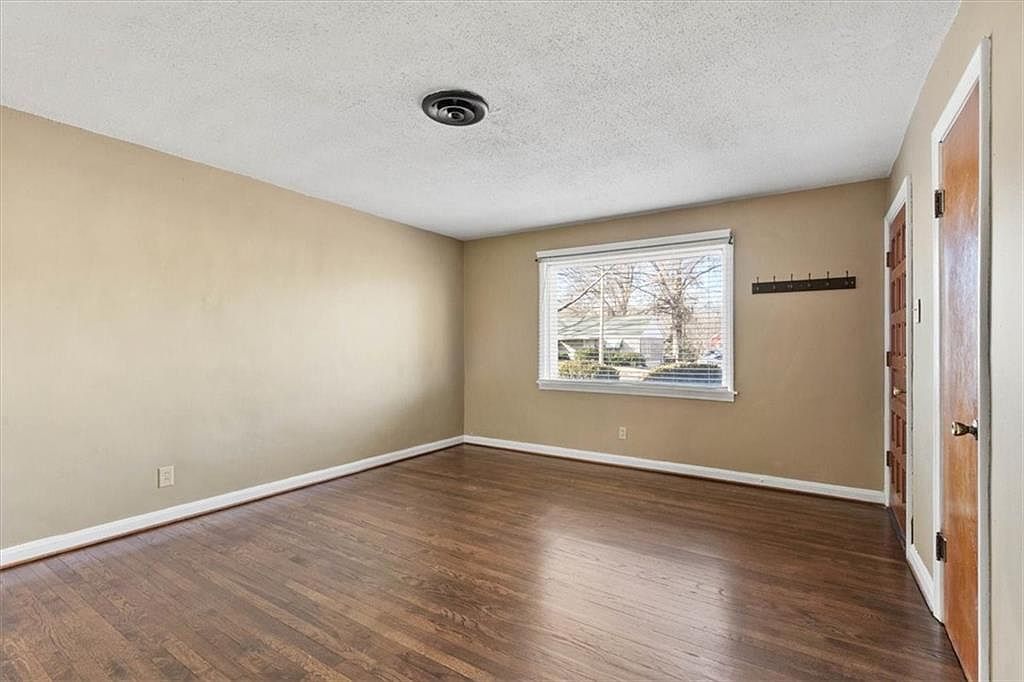 2319 S Cedar Ave Independence, MO 64052 - Thumbnail 4