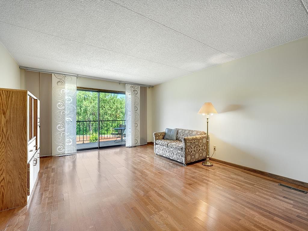 2455 Londin Ln E APT 322 Maplewood, MN 55119 - Thumbnail 4