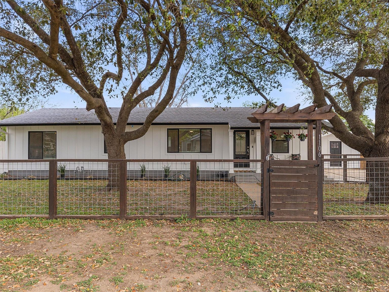 1106 Spring St Bastrop, TX 78602 - Thumbnail 4