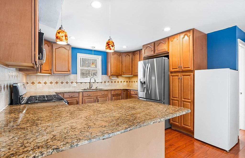 30 Cottage St Orange, MA 01364 - Thumbnail 4