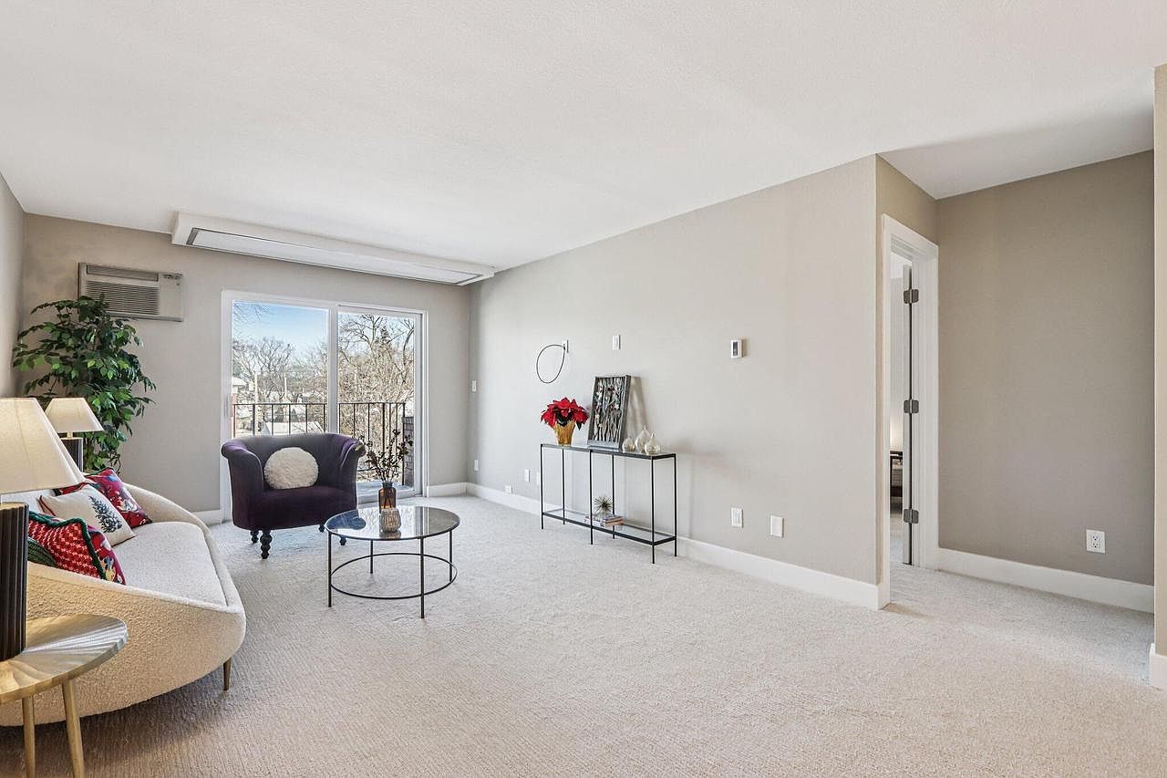 303 E Henry Clay St UNIT 306 Milwaukee, WI 53217 - Thumbnail 4