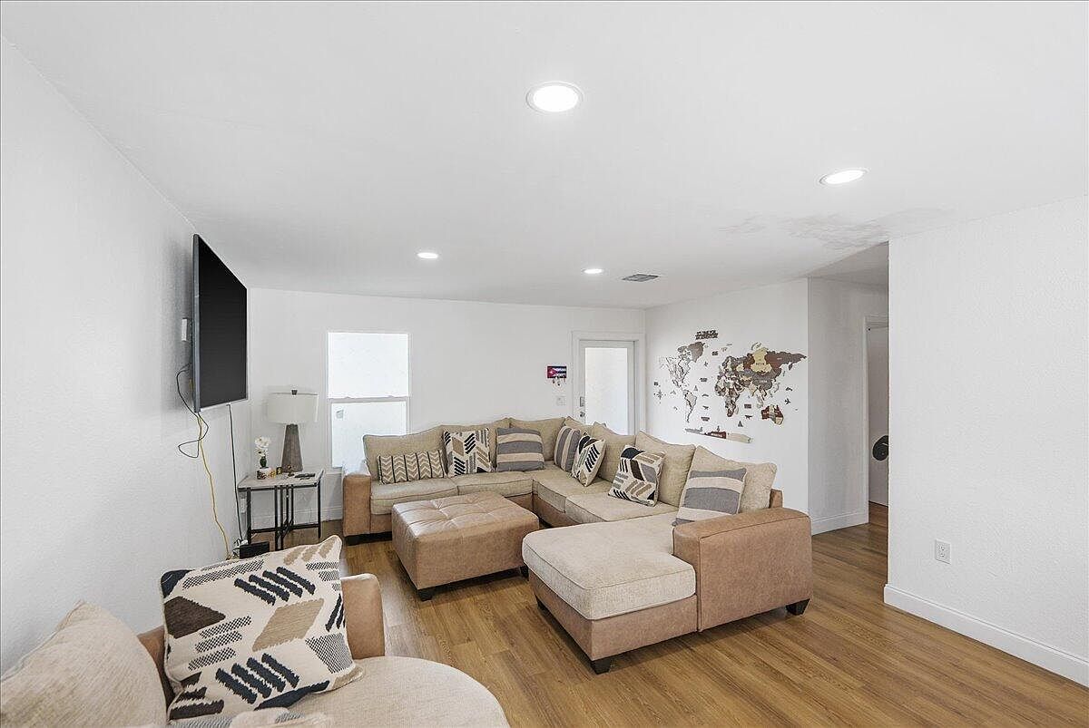 300 SW Prima Vista Blvd Port Saint Lucie, FL 34983 - Thumbnail 4