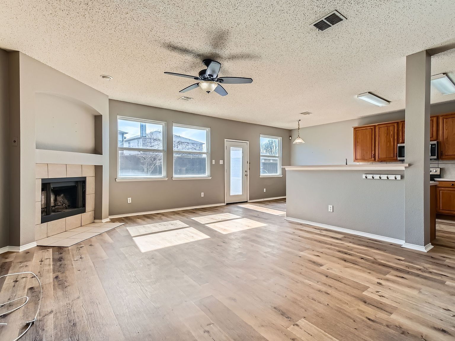 3011 Hobble Ct Grand Prairie, TX 75052 - Thumbnail 4