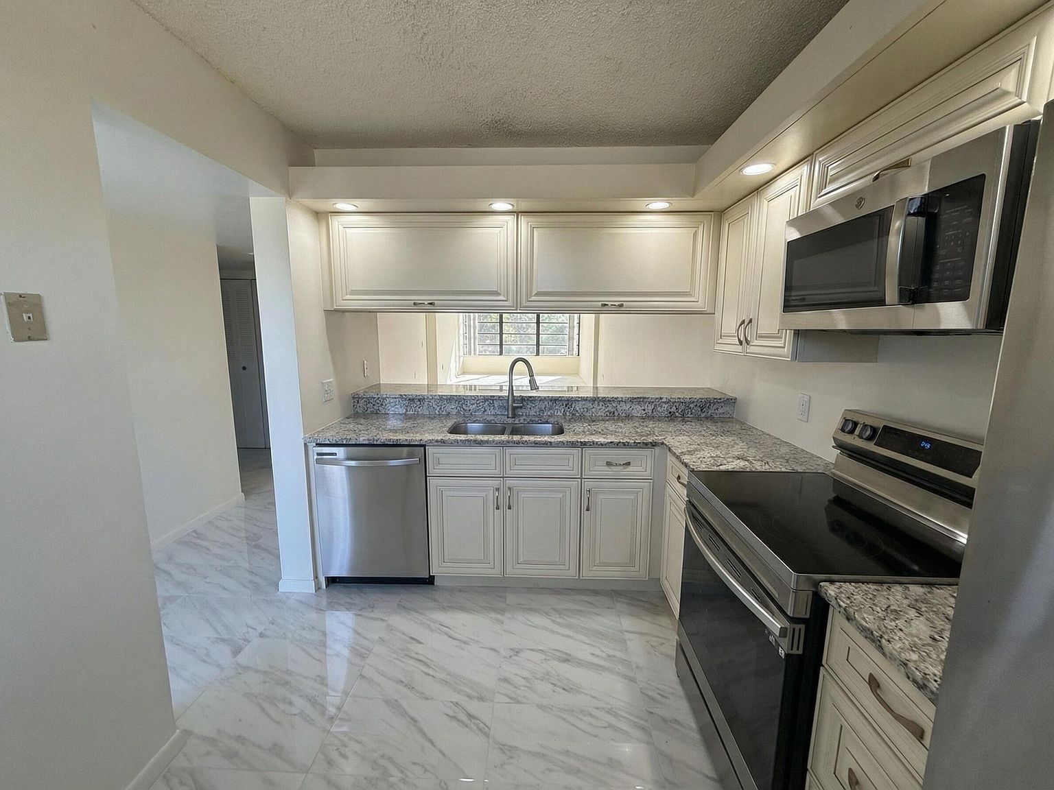 3826 Whitehall Dr APT 305 West Palm Beach, FL 33401 - Thumbnail 4