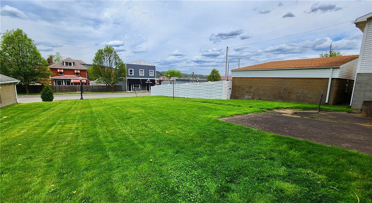 1104 Center Ave Ellwood City, PA 16117 - Thumbnail 4