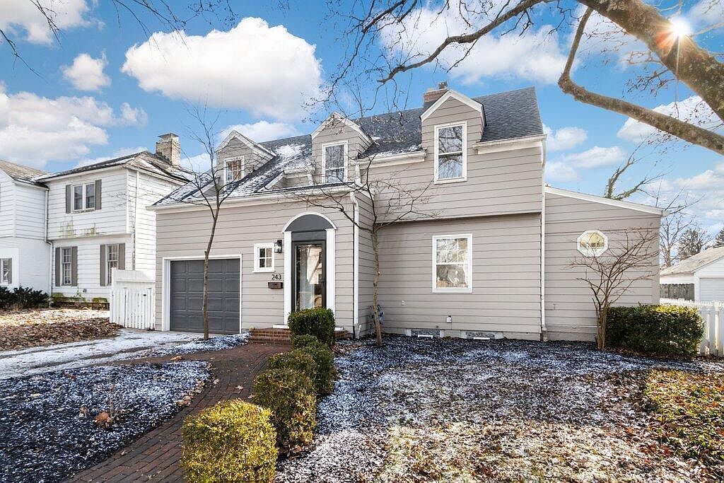 243 E Schreyer Pl Columbus, OH 43214 - Thumbnail 4