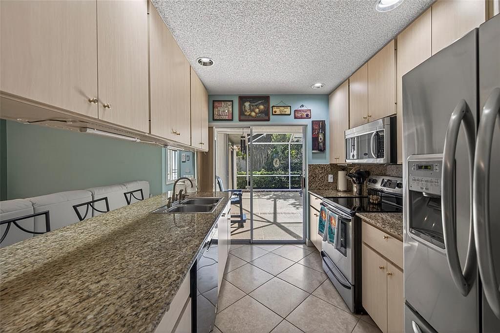 1202 NW Sun Terrace Cir APT D Pt Saint Lucie, FL 34986 - Thumbnail 4