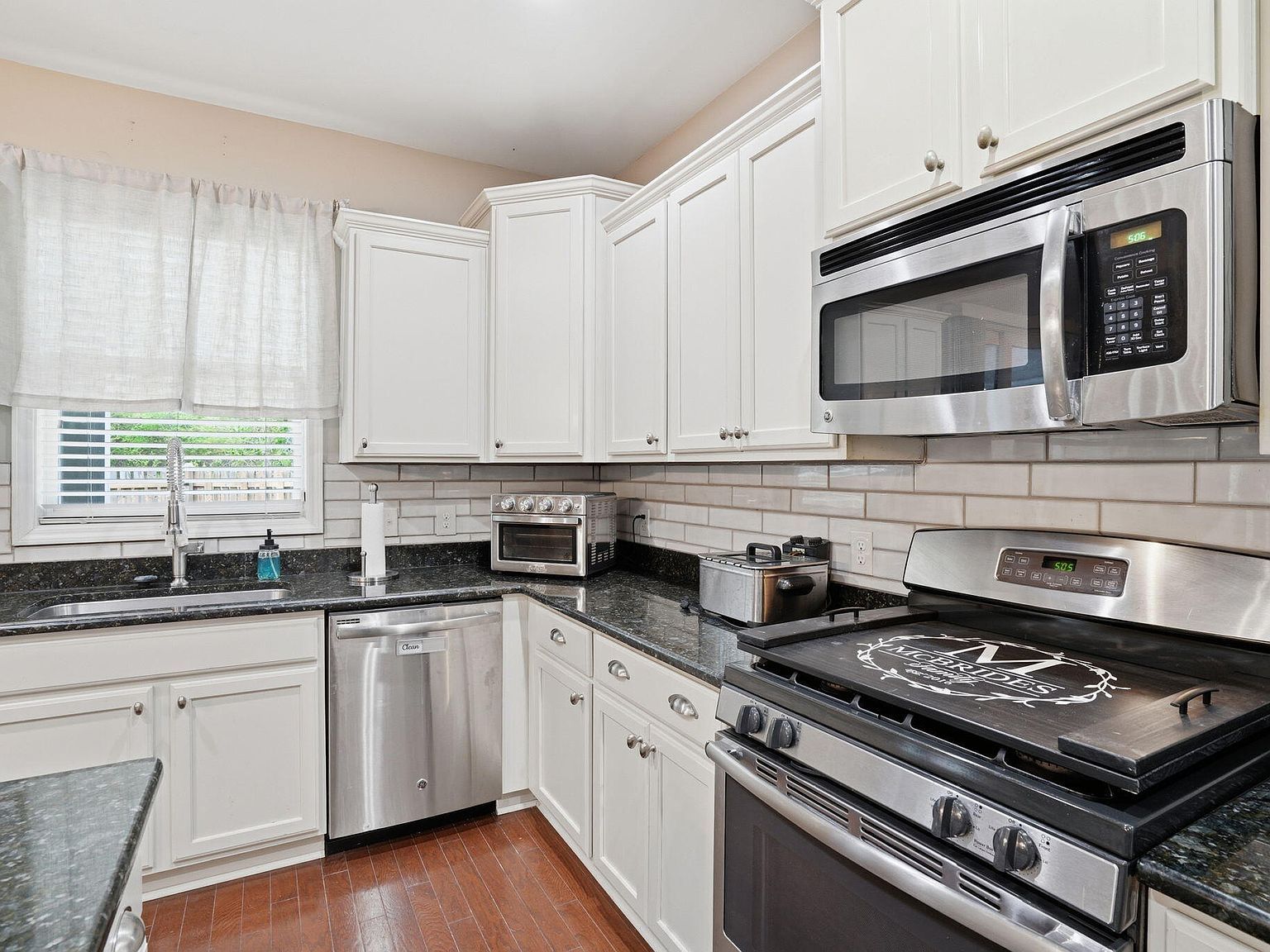 2307 Hummingbird Ln Summerville, SC 29483 - Thumbnail 4