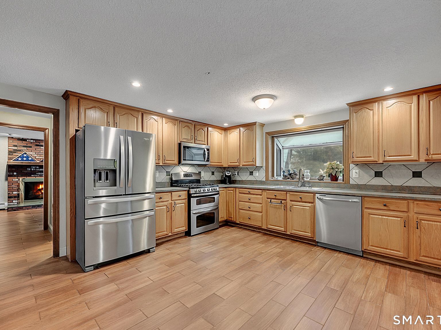 40 Homestead Ln Avon, CT 06001 - Thumbnail 4