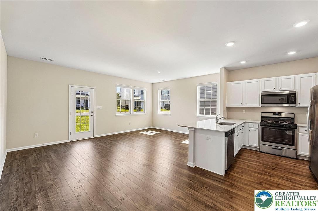 884 Still Waters Ln Pennsburg, PA 18073 - Thumbnail 4
