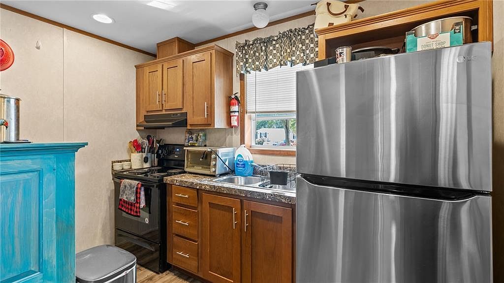 529 Forest Park Middletown, RI 02842 - Thumbnail 4