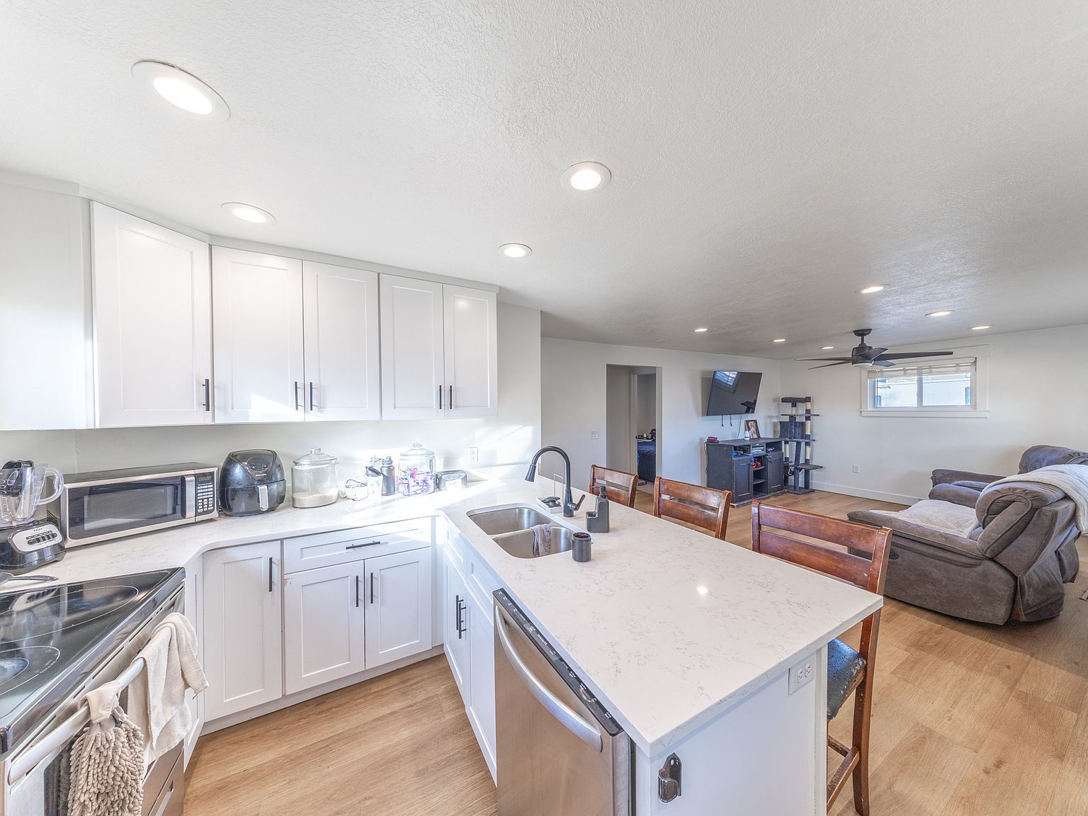 908 S 550 E Clearfield, UT 84015 - Thumbnail 4