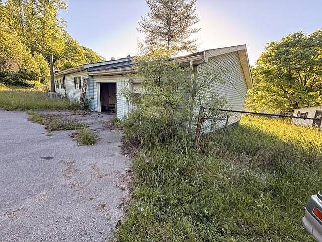 1199 E Highway 221 Bledsoe, KY 40810 - Thumbnail 4