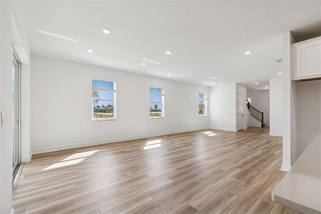 8007 Seaflower Pkwy Bradenton, FL 34210 - Thumbnail 4