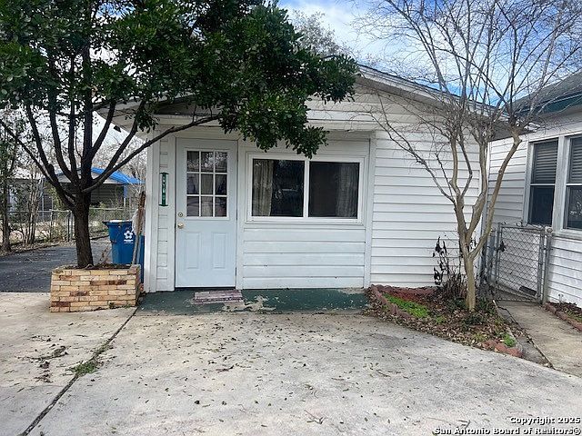 1117 Standish St Floresville, TX 78114 - Thumbnail 4