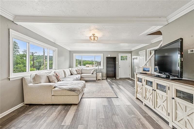 301 Lewis Ave Jeannette, PA 15644 - Thumbnail 4