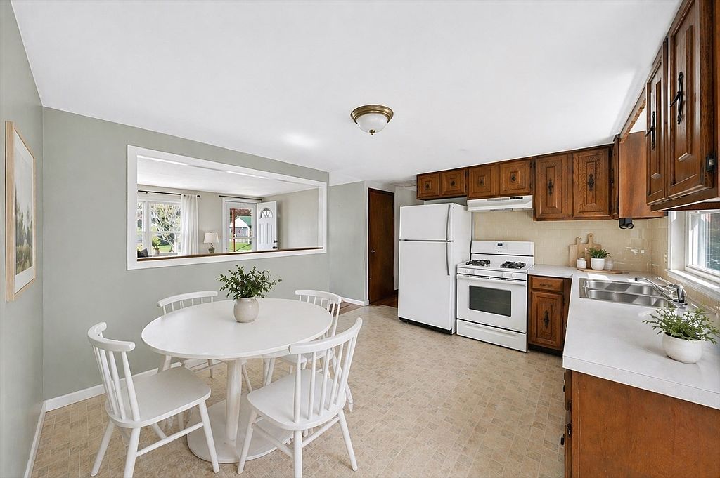 51 Holly Ln Westport, MA 02790 - Thumbnail 4
