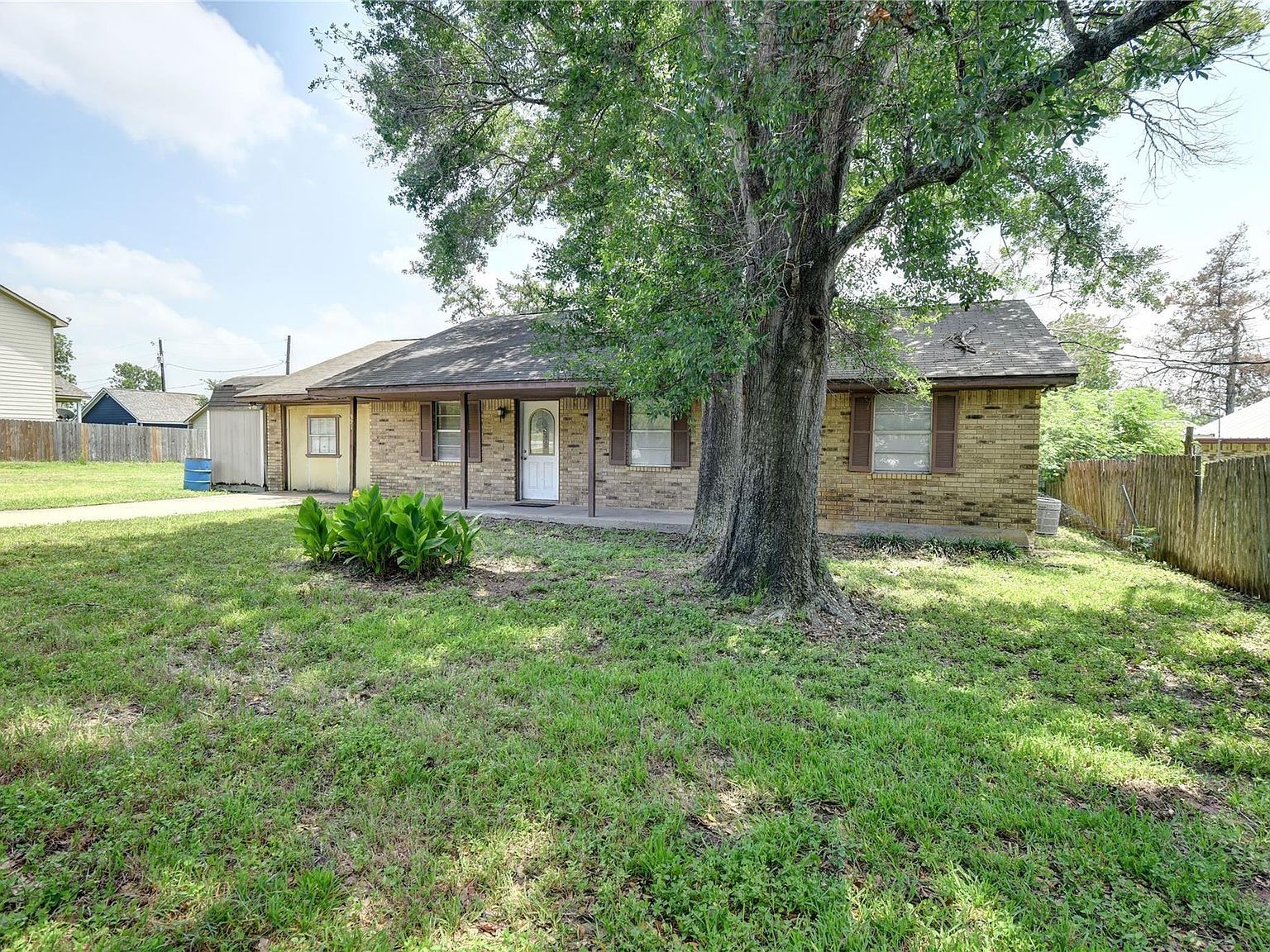 921 E 3rd St Bellville, TX 77418 - Thumbnail 4