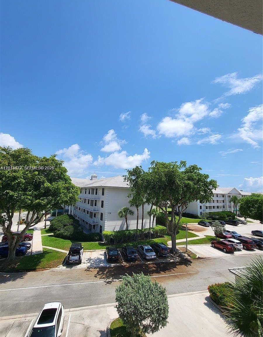 3640 Whitehall Dr APT 406 West Palm Beach, FL 33401 - Thumbnail 4