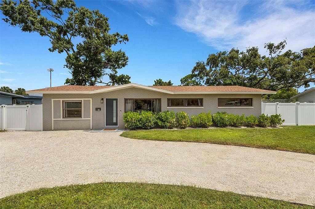 381 Kingfish Dr SE Saint Petersburg, FL 33705 - Thumbnail 4