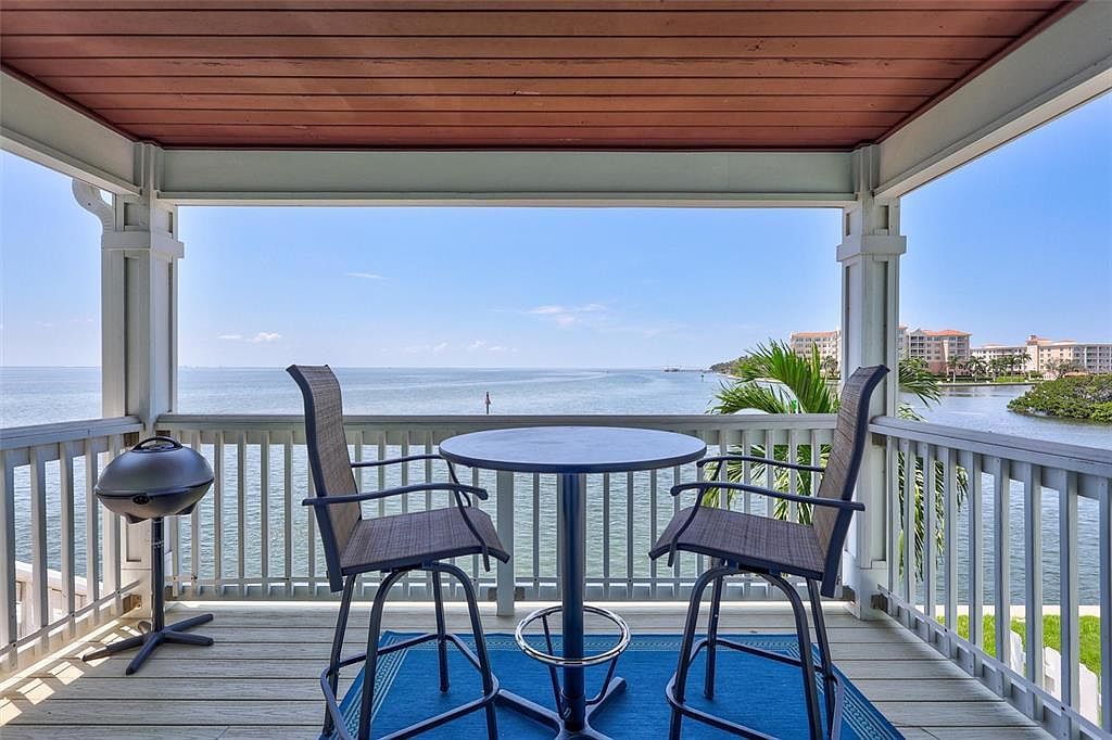 5266 Beach Dr SE APT D Saint Petersburg, FL 33705 - Thumbnail 4