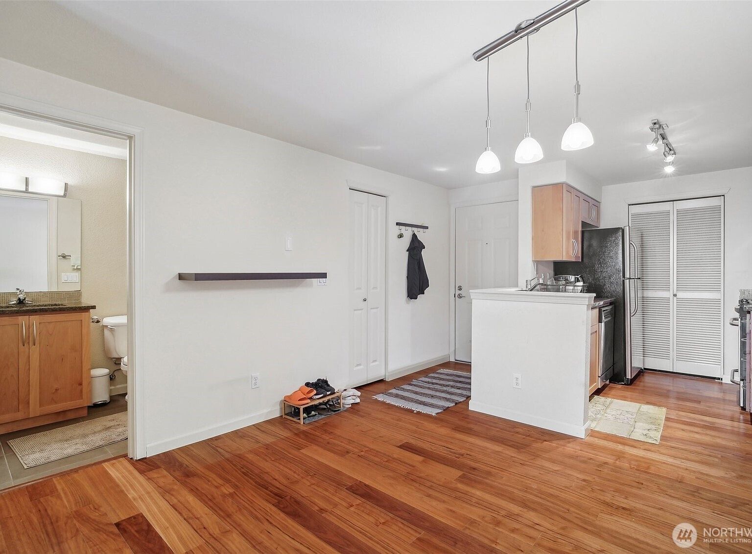 3045 20th Ave W APT 208 Seattle, WA 98199 - Thumbnail 4