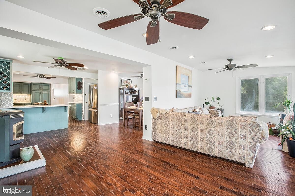 333 Sturtons Ln Pasadena, MD 21122 - Thumbnail 4