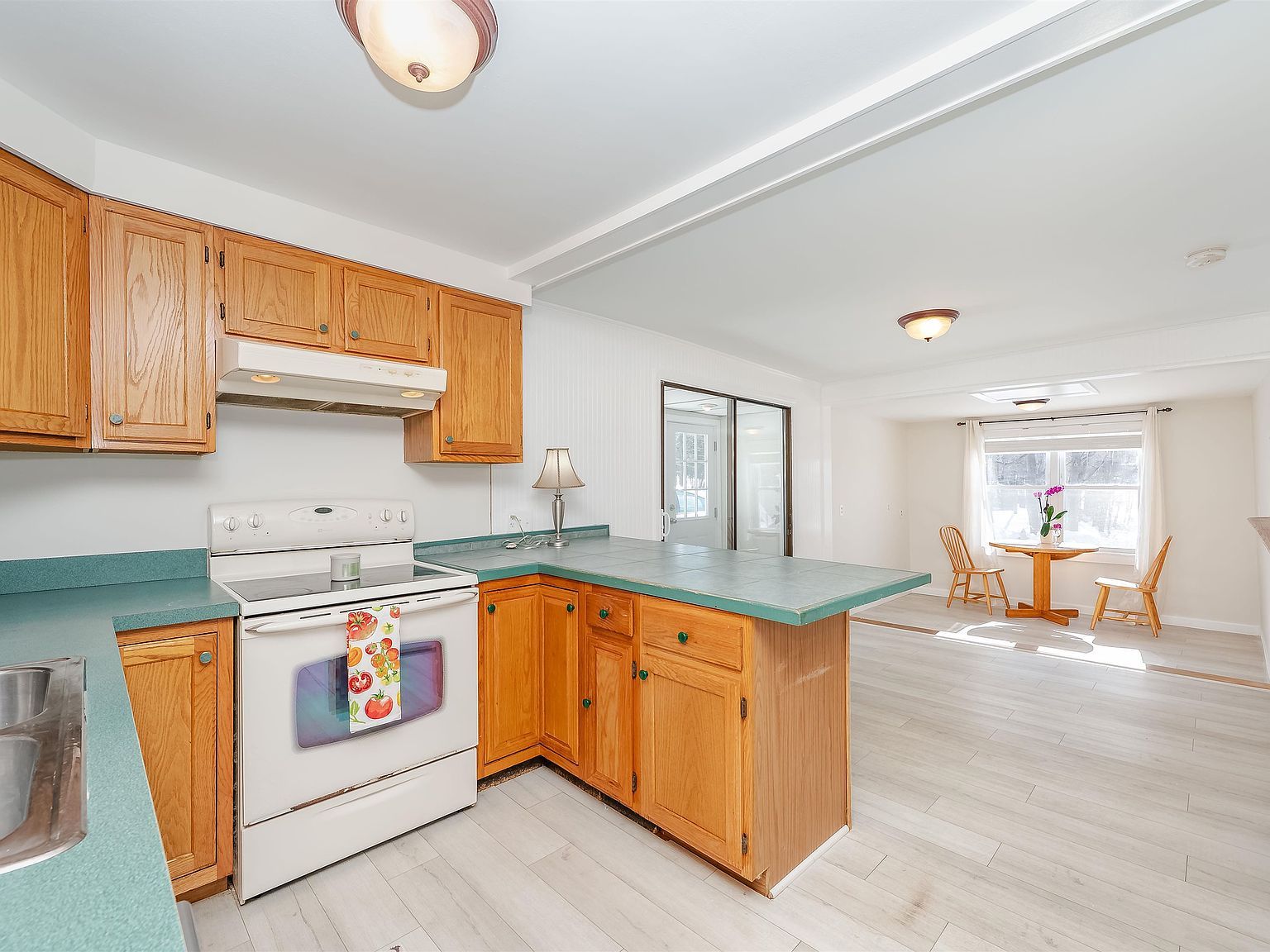 80 Woodlawn Cir Portsmouth, NH 03801 - Thumbnail 4