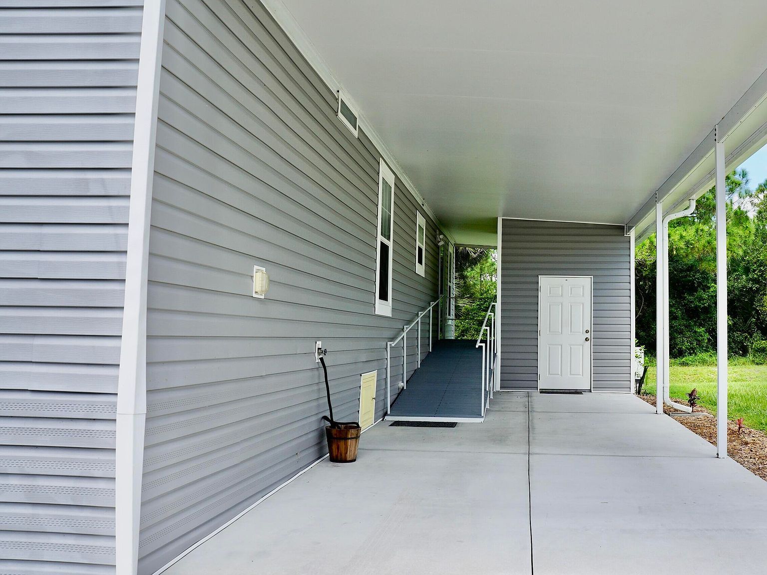 1114 Friendship Dr Vero Beach, FL 32966 - Thumbnail 4