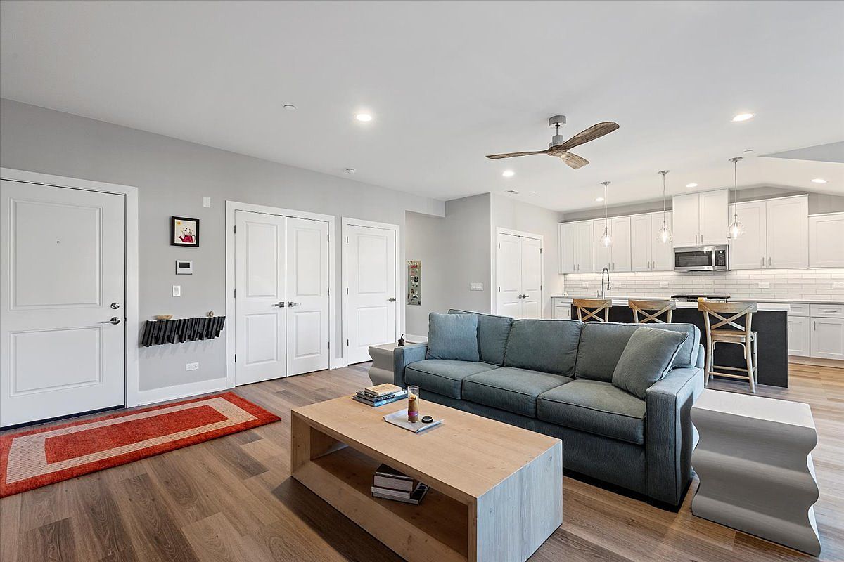 319 S Glendale Ave #303 Barrington, IL 60010 - Thumbnail 4