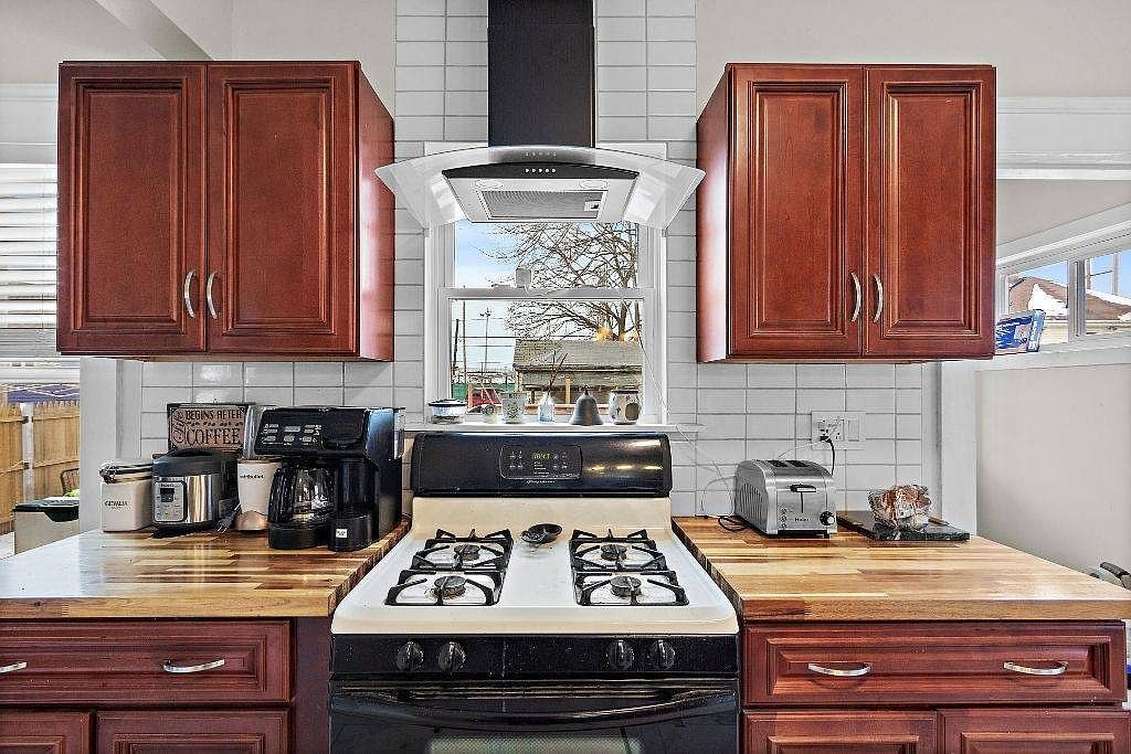 113 Caporal St Cranston, RI 02910 - Thumbnail 4