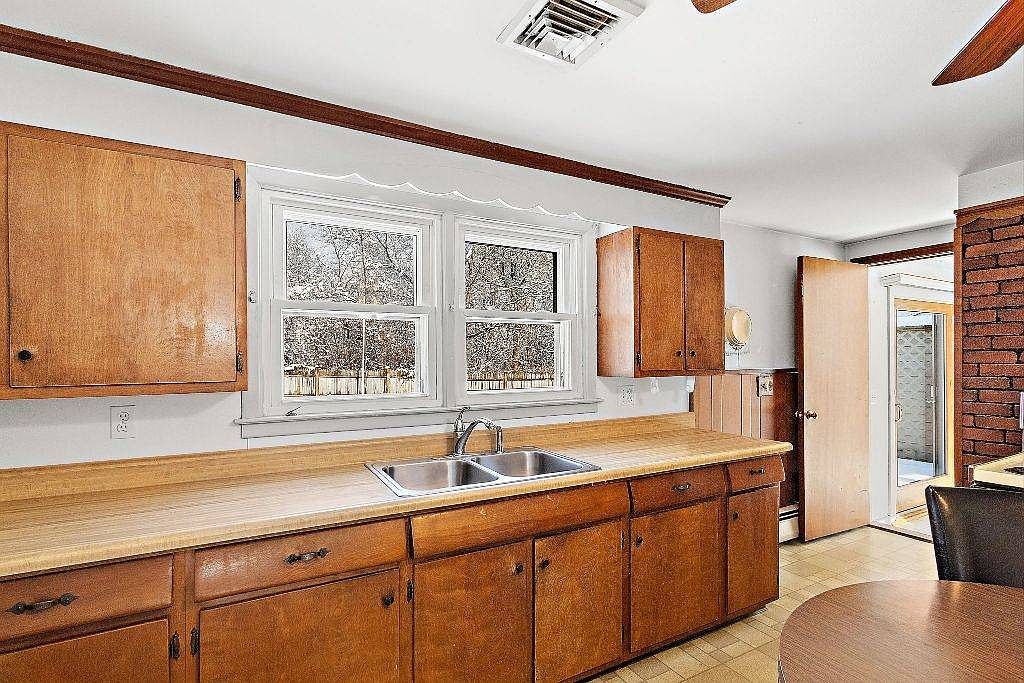 213 Easton Ave Warwick, RI 02888 - Thumbnail 4