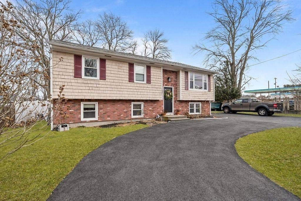 240 Coit Ave West Warwick, RI 02893 - Thumbnail 4