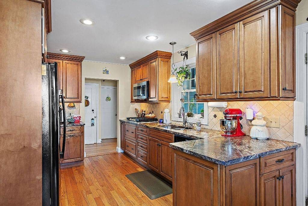 78 Wilbur Ave Cranston, RI 02920 - Thumbnail 4