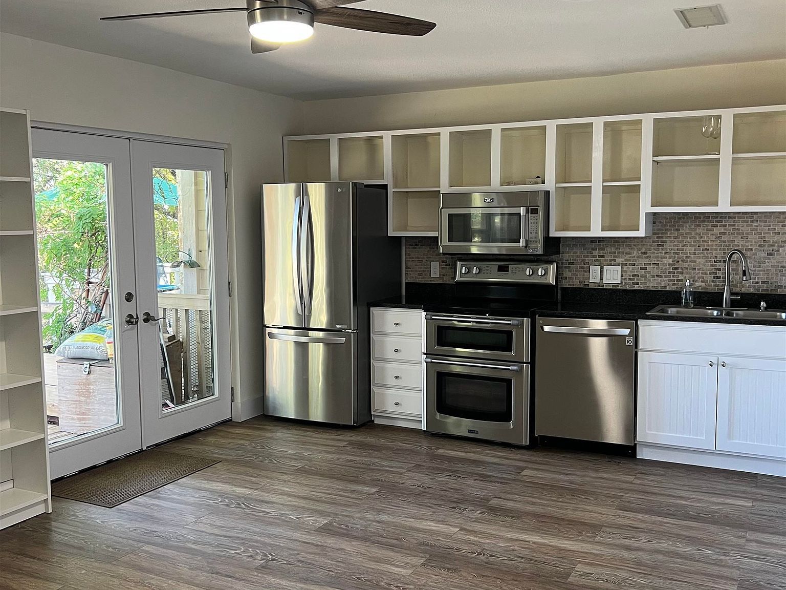 300 Poker Chip UNIT 11 Horseshoe Bay, TX 78657 - Thumbnail 4