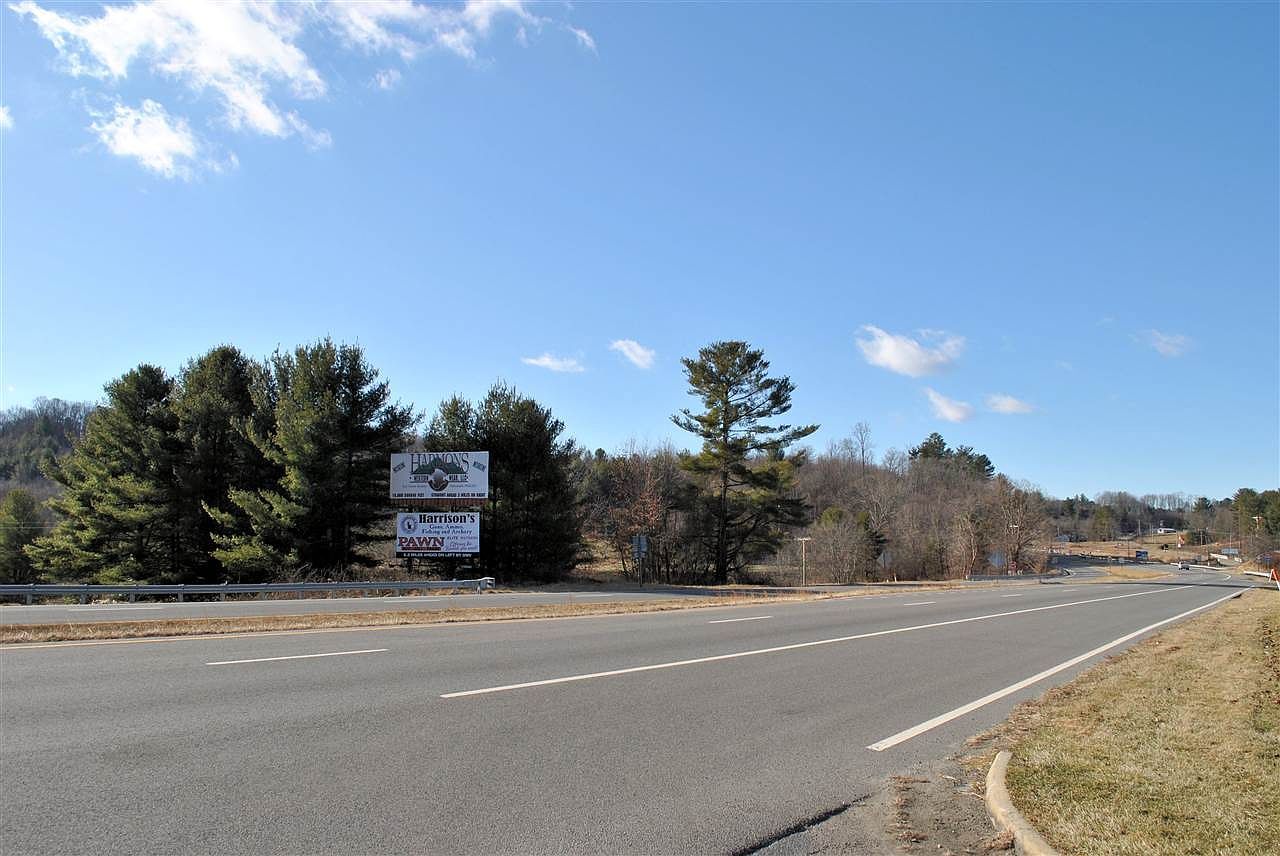 218 Ball Park Dr Hillsville, VA 24343 - Thumbnail 4