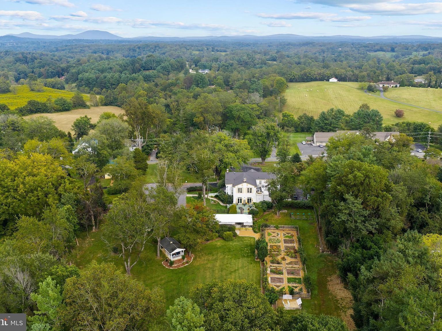 675 Zachary Taylor Hwy Flint Hill, VA 22627 - Thumbnail 4