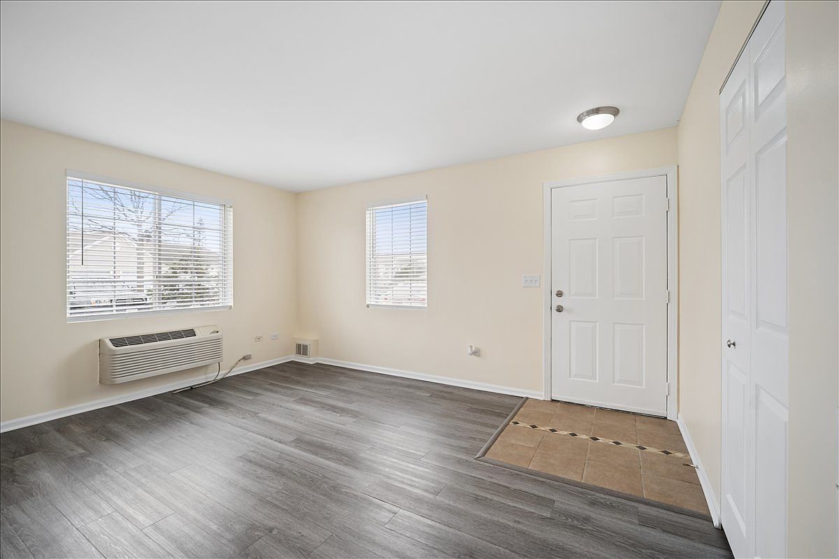 101 Silverstone Dr #101 Carpentersville, IL 60110 - Thumbnail 4
