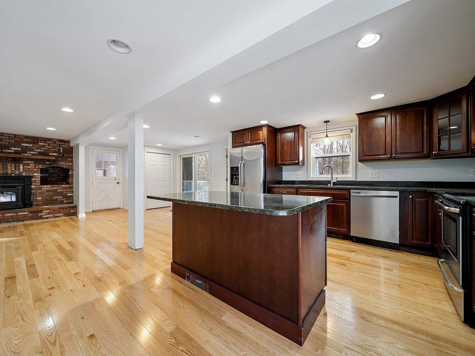 12 Poplar St Manchester, NH 03104 - Thumbnail 4