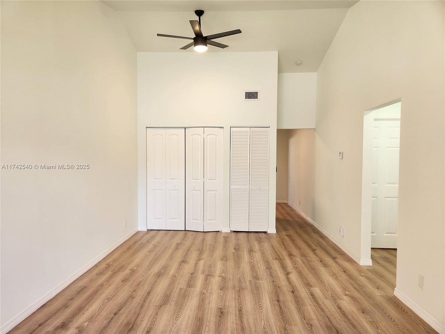 21127 NE 5th Pl Miami, FL 33179 - Thumbnail 4