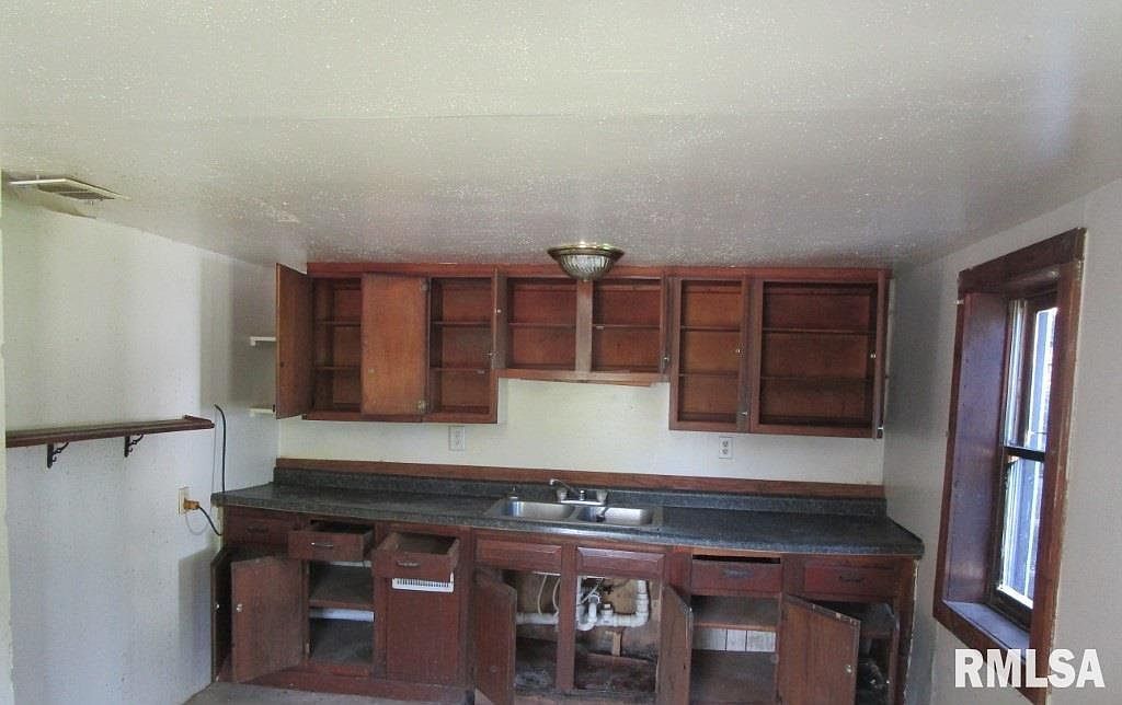 1903 Hershey Ave Muscatine, IA 52761 - Thumbnail 4