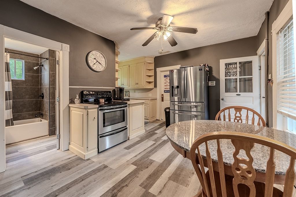 735 Hildreth St Dracut, MA 01826 - Thumbnail 4