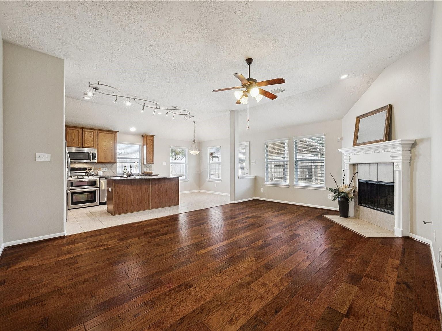 1909 Lazy Hollow Ln Pearland, TX 77581 - Thumbnail 4